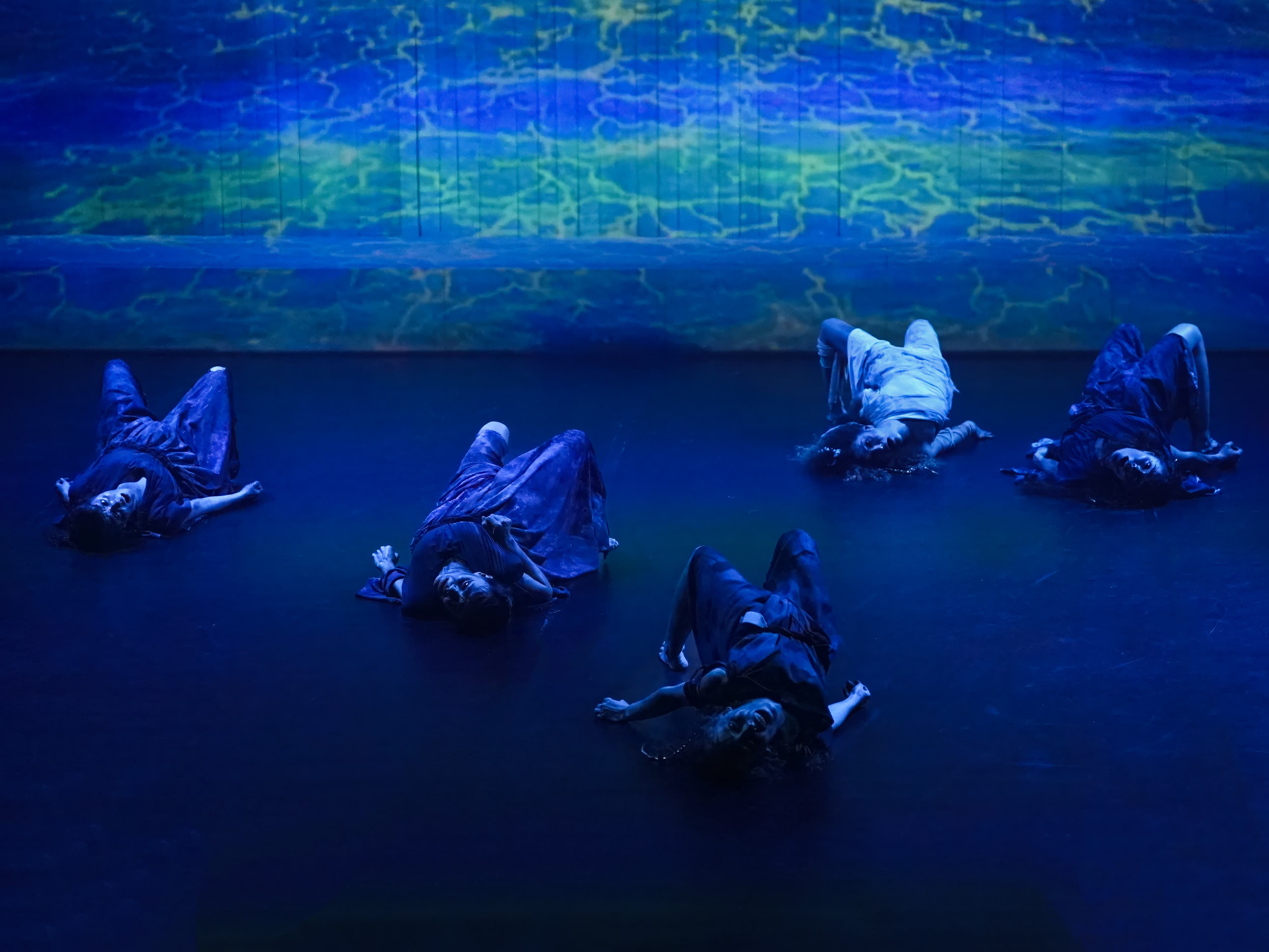 Bir Troya Hikayesi stage scene with ensemble performance