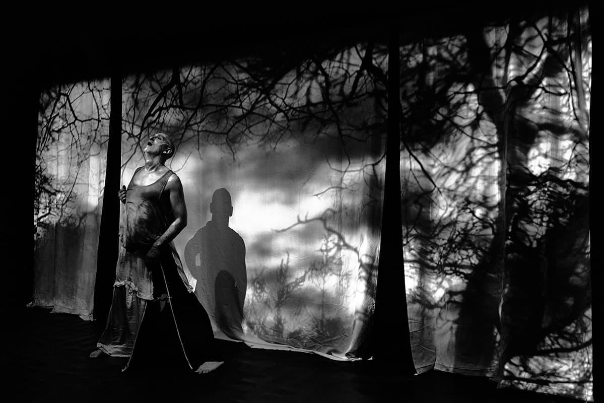 DIDO Tour stage projection with warm tone visual composition