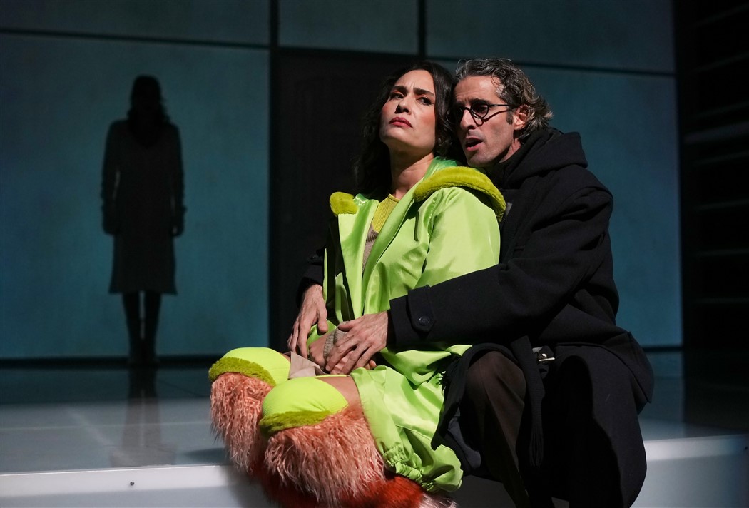 Cehov Aski stage scene with purple projection and performers